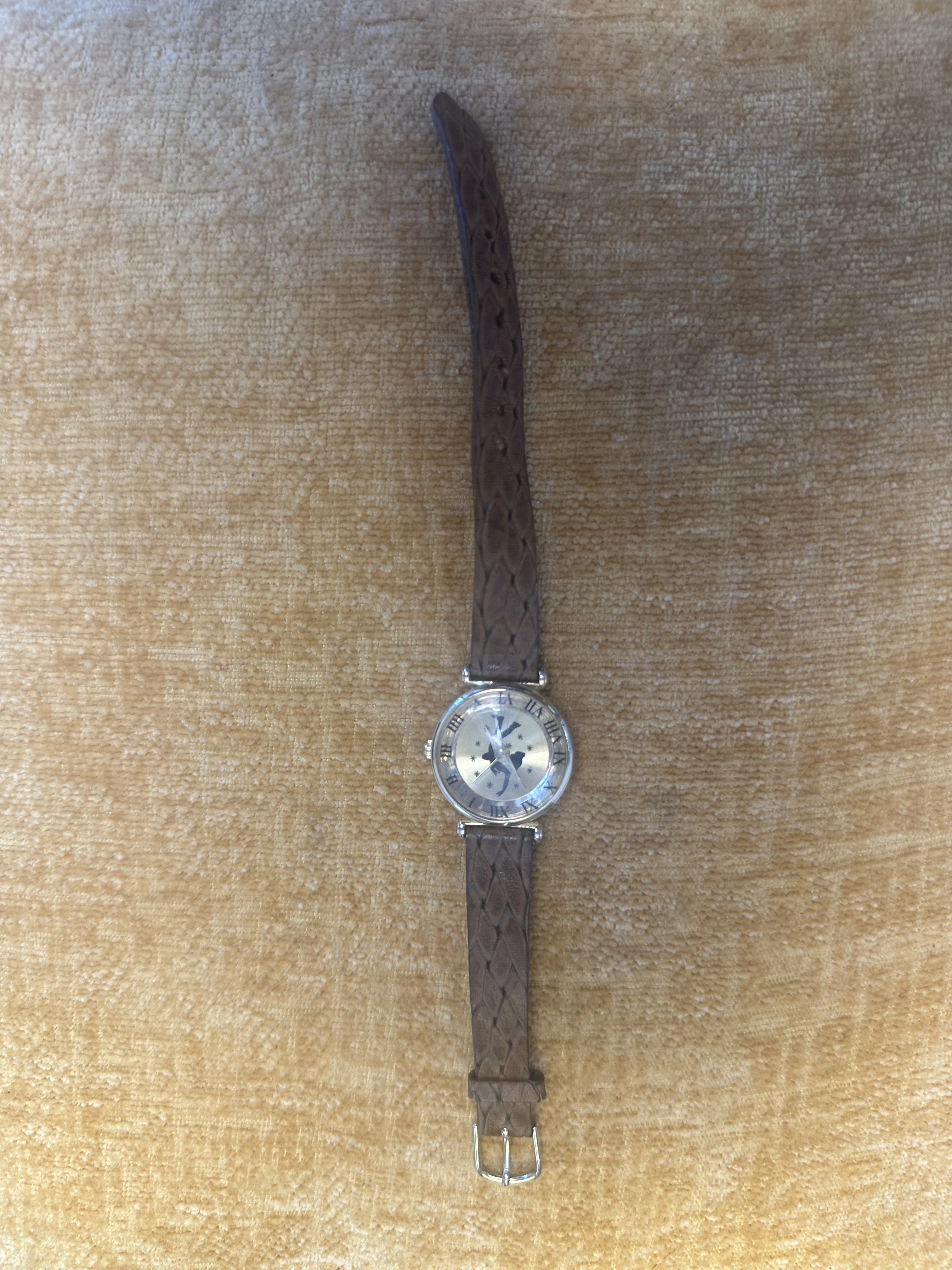 Unbranded Decorative Roman Numeral - angle 1
