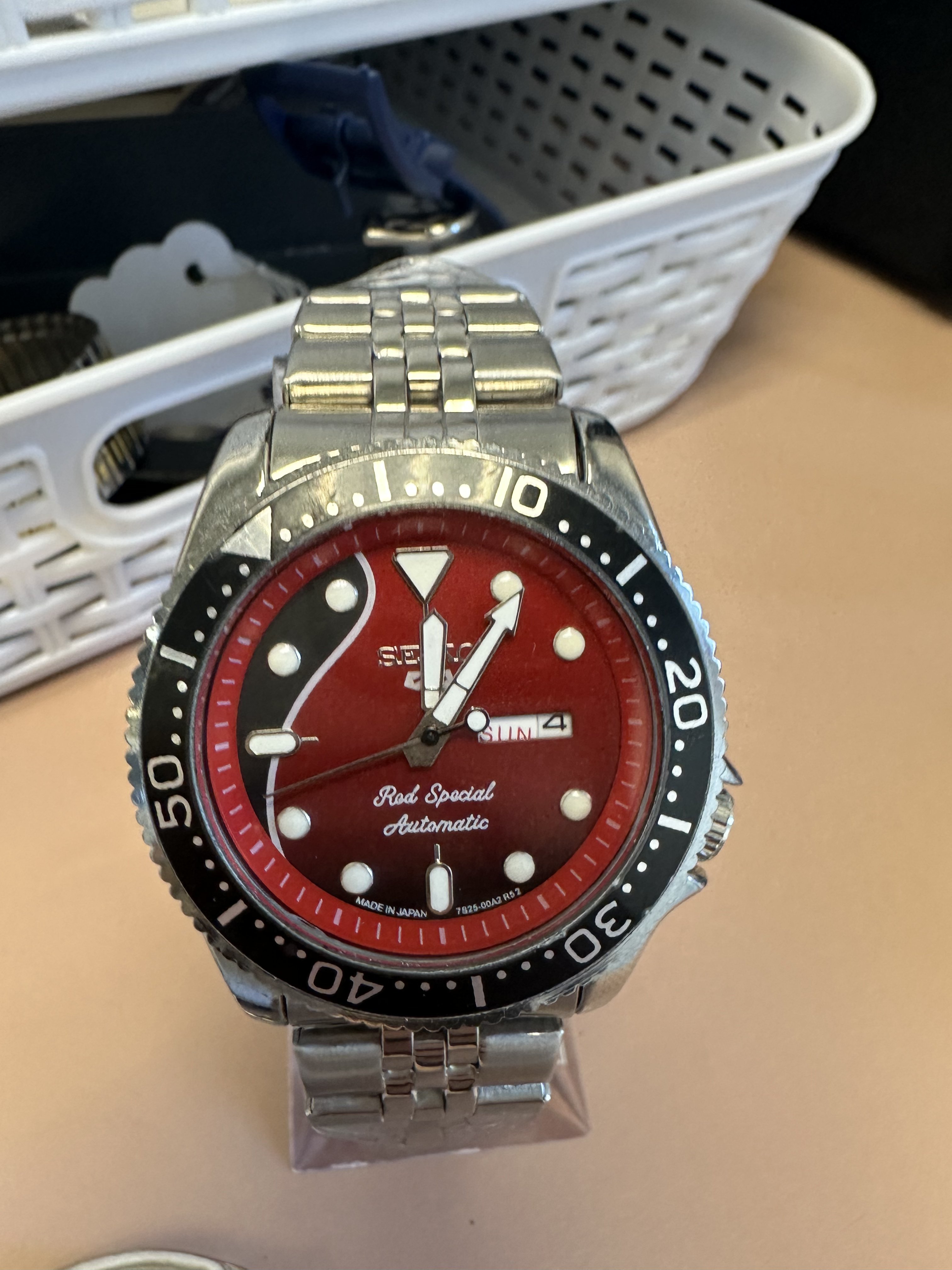 Seiko Red Special Automatic Diver - angle 1