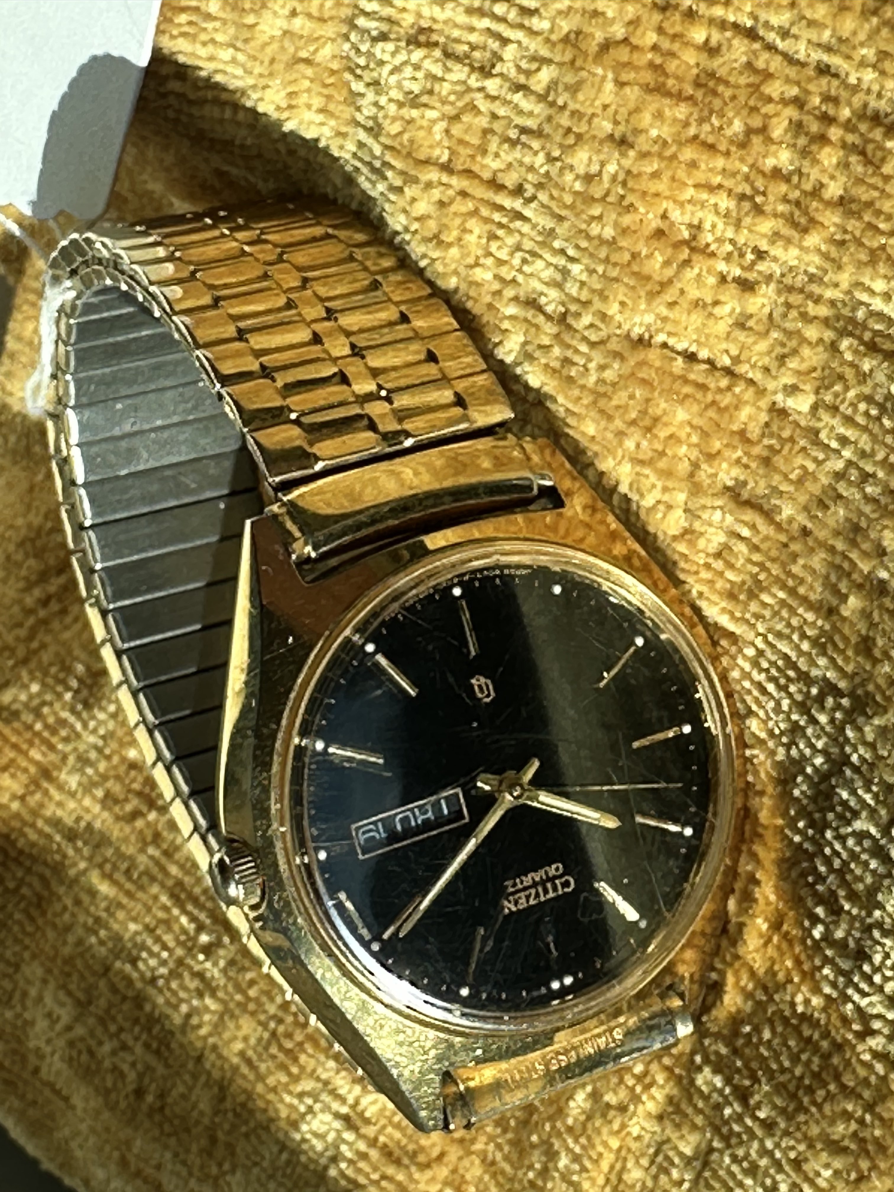 Citizen Quartz Day-Date Gold Tone - angle 1