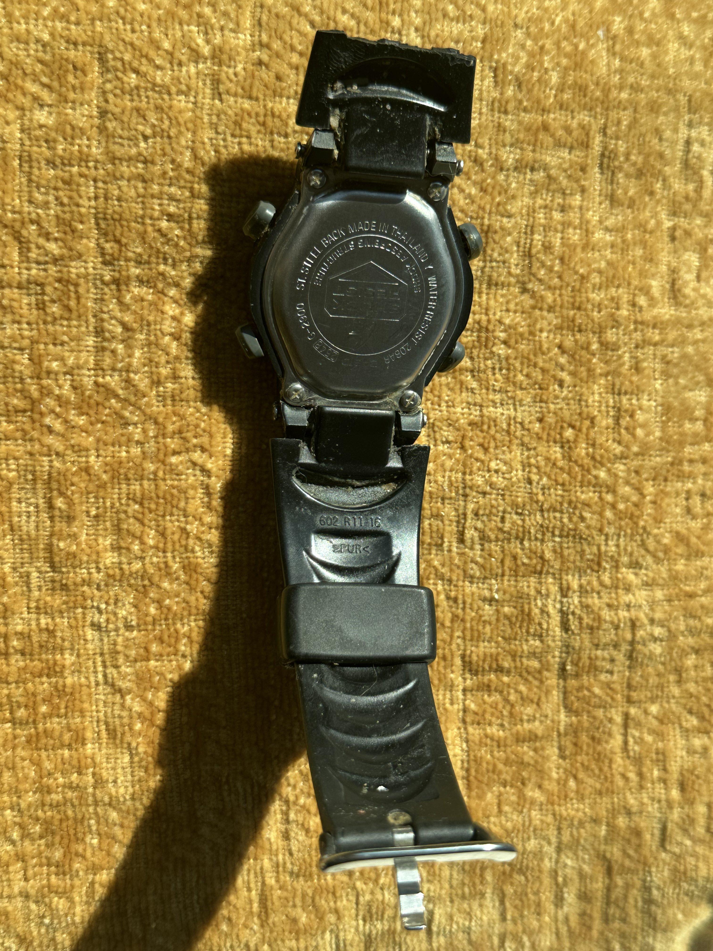 Casio G-Shock DW-9000 - angle 2